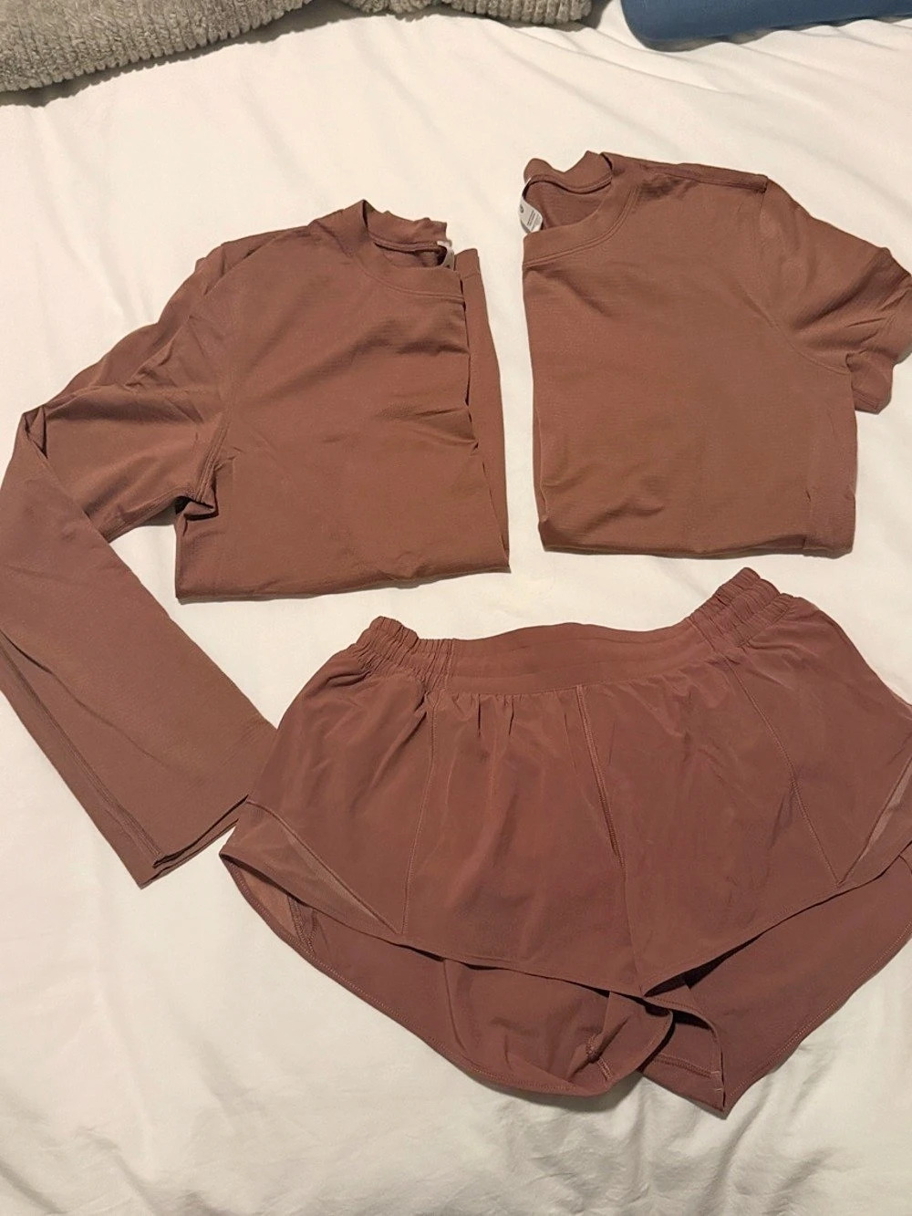 lululemon Clay color 3 piece  Athletic Set Size swiftly 4 tops, size 8 Hotty hot